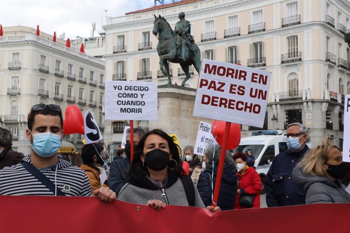 Archivo - Arxiu - Una dona amb un cartell en el qual es llig: `Morir en paz es un derecho durant una concentració de Dret a Morir Dignament en la Porta del Sol, a Madrid (Espanya), a 18 de mar de 2021. 