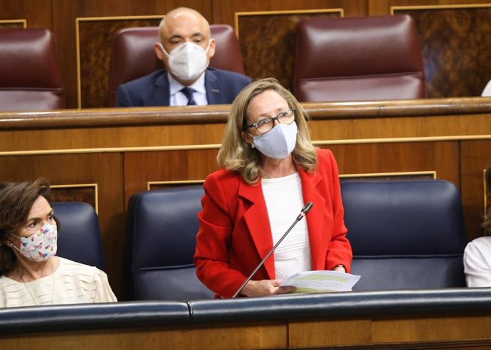 La vicepresidenta de Asuntos Económicos, Nadia Calviño, responde desde su escaño en la sesión de control al Gobierno en el Congreso