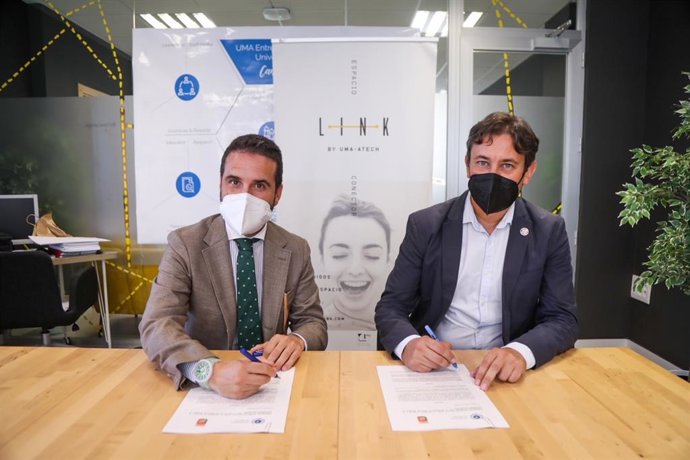 El concejal de Recursos Humanos y Calidad, Jacobo Florido, y el vicerrector de Innovación Social y Emprendimiento de la Universidad de Málaga, Rafael Ventura.