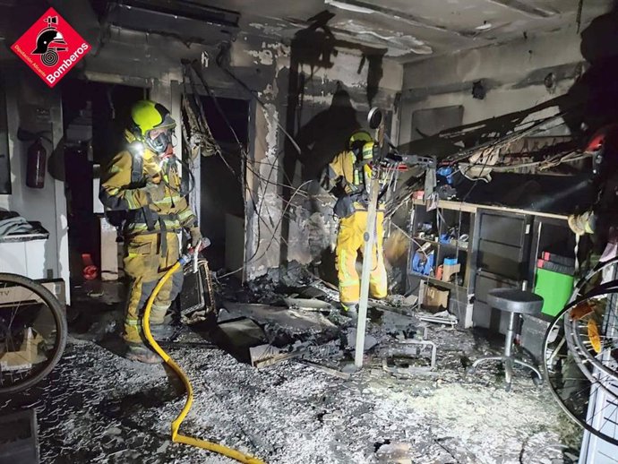 Tienda de bicicletas quemada en l'Alfs del Pi