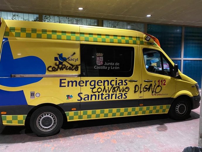 Ambulancia con pintadas en Valladolid.