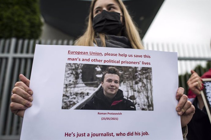 Una mujer durante una protesta por la detención de Roman Protasevich en Bielorrusia.