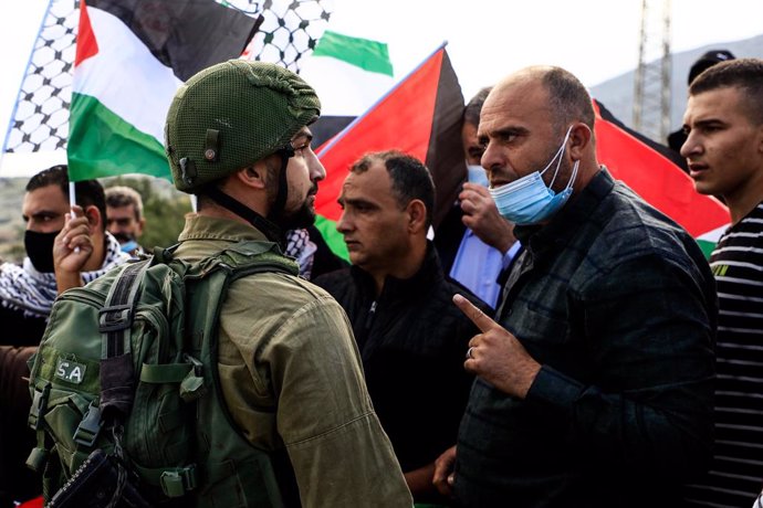 Archivo - 24 November 2020, Palestinian Territories, Jordan Valley: APalestinians demonstrator argues with an Israeli soldier during a protest against Jewish settlements. Photo: Oday Daibes/APA Images via ZUMA Wire/dpa