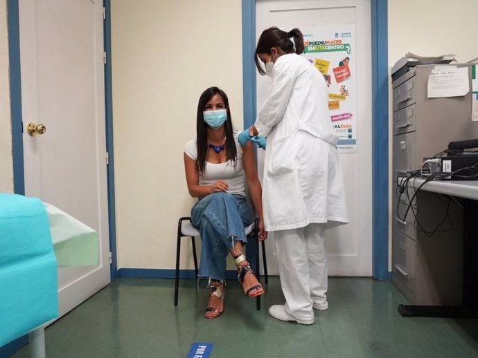 La vicealcaldesa de Madrid, Begoña Villacís, recibe la primera vacuna de Pfizer.