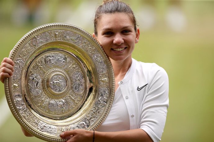 Archivo - 13 July 2019, England, London: Romanian tennis player Simona Halep celebrates with the trophy after defeating US Serena Williams in their women's singles final match on day twelve of the 2019 Wimbledon Grand Slam tennis tournament at the All E