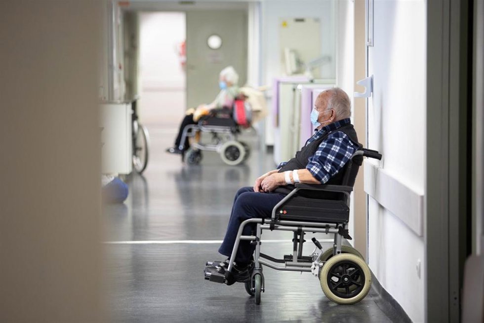 Archivo - Expertos de Ribera salud aseguran que la covid provoca más miedo, estrés, ira y desgaste emocional en pacientes crónicos