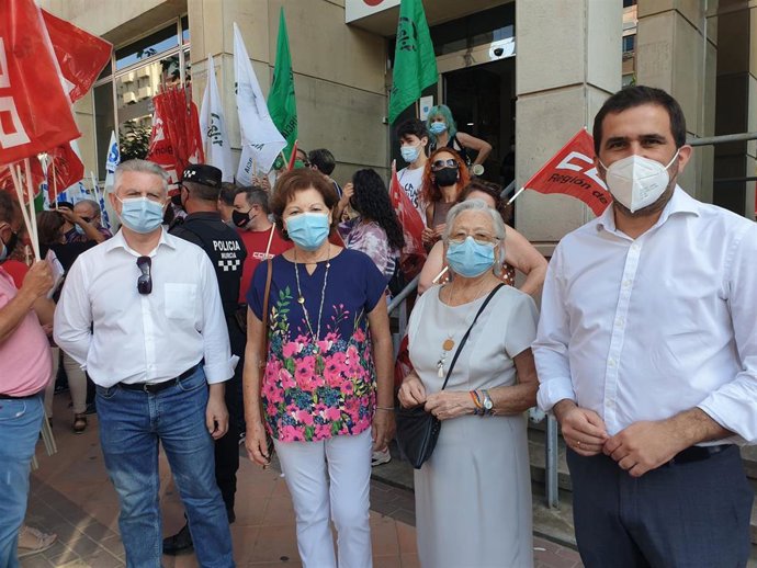 El diputado del Grupo Parlamentario Socialista José Antonio Peñalver, durante la visita a la protesta de los sindicatos