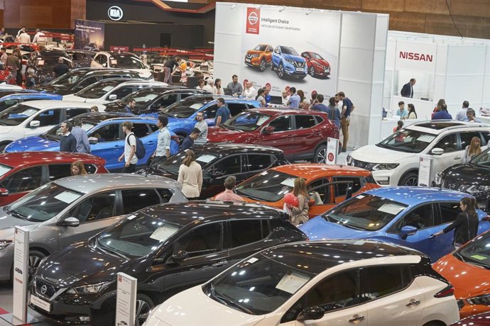 Imagen de un salón del automóvil de ocasión.