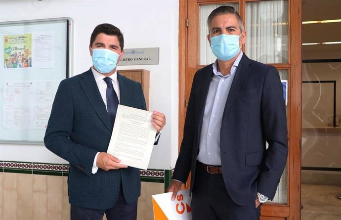 Los diputados de Cs Enrique Moreno y Emiliano Pozuelo, en el registro de la PNL en el Parlamento.