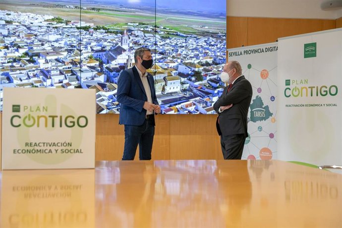 Archivo - El presidente de la Diputación de Sevilla, Fernando Rodríguez Villalobos, y el alcalde de la localidad de Fuentes de Andalucía, Francisco Javier Martínez