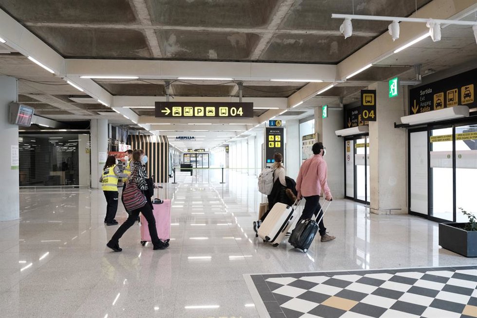 Archivo - Un dispositivo de controles de PCR en el aeropuerto de Palma de Mallorca (Islas Baleares), 