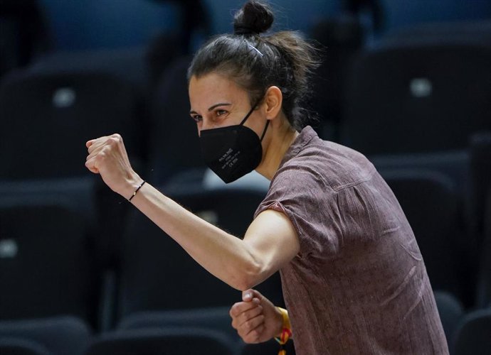 Alba Torrens en las gradas de La Fonteta