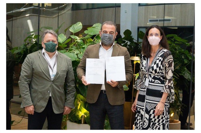 La CEO de la auditora Full Audit, Montse Moré, entrega a Gabriel Escarrer Jaume, Vicepresidente Ejecutivo y CEO de Meliá Hotels International la certificación de sus hoteles y oficinas como entornos laborales seguros y saludables