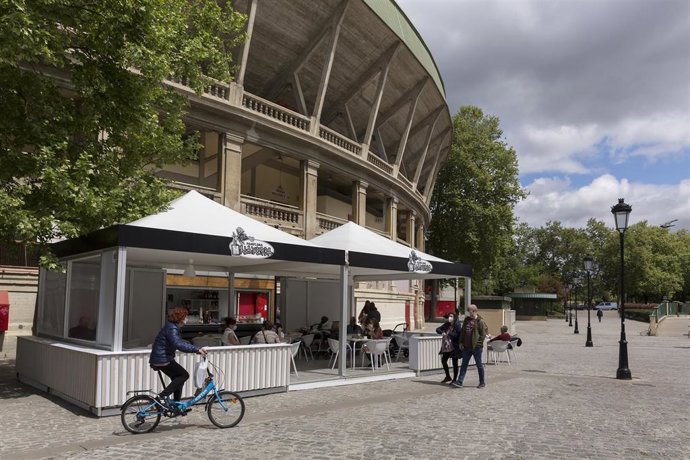 Archivo - Terrazas instaladas junto a la plaza de toros de Pamplona.