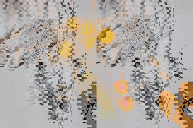 Una botella y una copa de vino