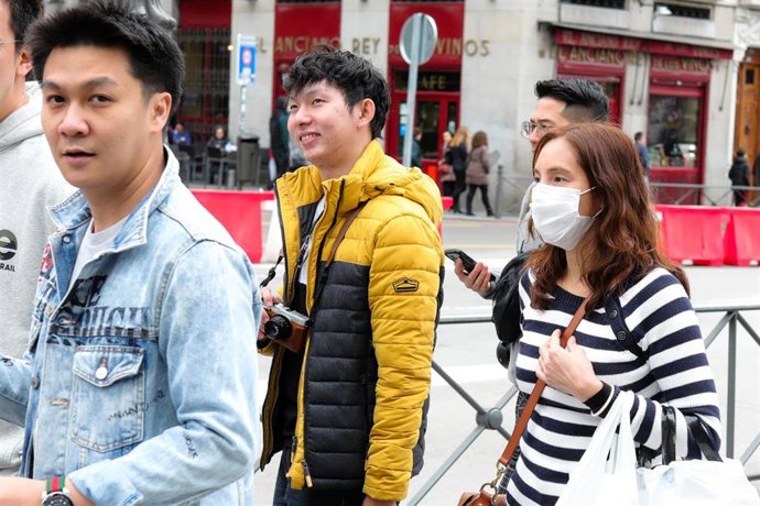 Archivo - Recursos de transeúntes por el centro de Madrid con mascarillas tras el anuncio de casos de coronavirus en España