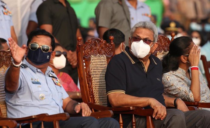 Archivo - El presidente de Sri Lanka, Gotabaya Rajapaksa, en el centro de la imagen 