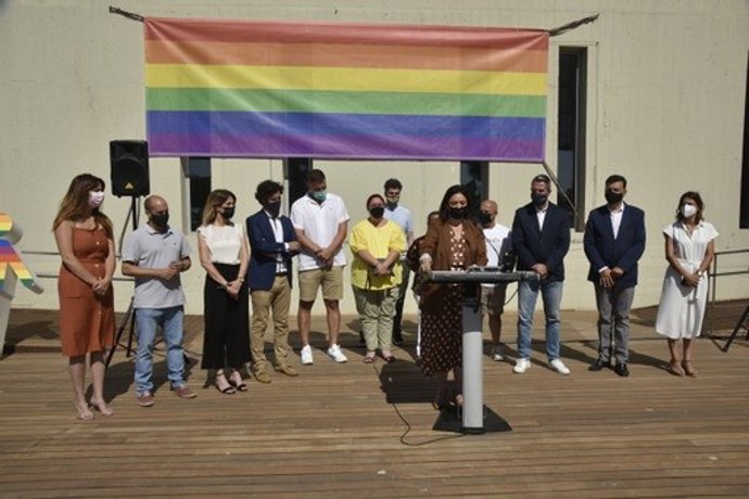 La Diputación de Málaga se ha sumado un año más a la celebración del Día Internacional del Orgullo LGTBI+ y la vicepresidenta segunda, Margarita del Cid, ha sido la encargada de leer un manifiesto institucional