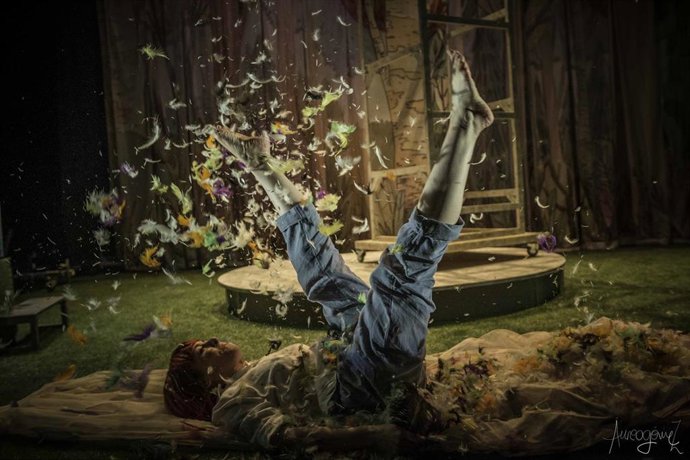 Archivo - Obra 'Olivia y las plumas', de La Machina Teatro