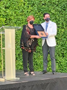 La vicepresidenta de la Diputación de Sevilla, Isabel Herrera, recibe el reconocimiento de la Asociación de Hostelería de Sevilla y Provincia