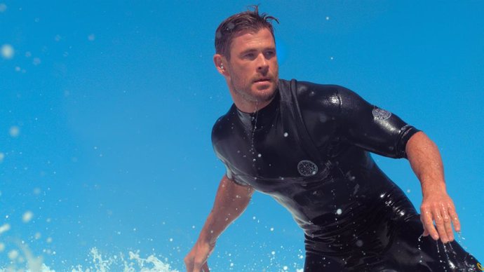 Chris Hemsworth se adentra en La playa de los tiburones el 3 de julio en National Geographic Wild