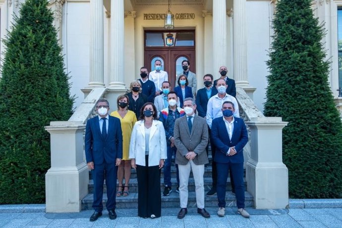 Los alcaldes y alcaldesa de municipios de más de 2.000 habitantes posan junto a la presidenta riojana, Concha Andreu, tras firmar los convenios de cooperación