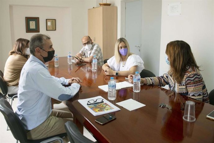 La diputada de Desarrollo Democrático de la Diputación de Cádiz, Lucía Trujillo, durante la visita a la sede de la Fundación Centro 'Tierra de Todos'.