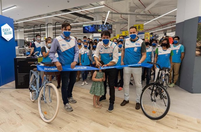 Decathlon abre las puertas de su nueva tienda en el centro comercial Diagonal Mar.