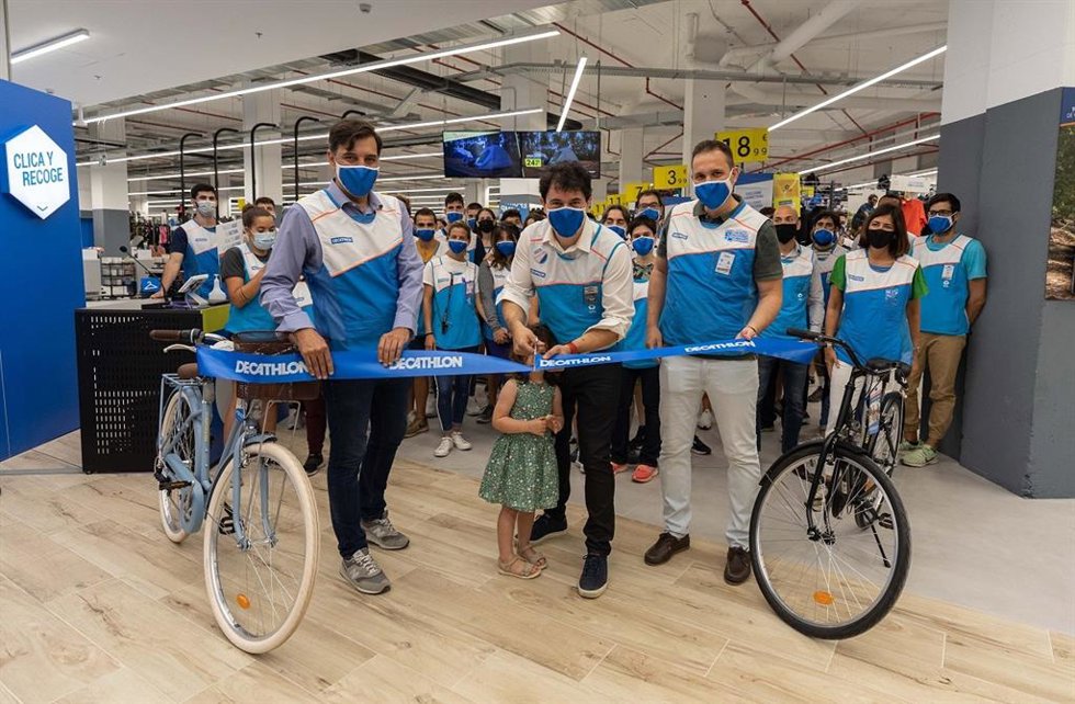Decathlon abre las puertas de su nueva tienda en el centro comercial Diagonal Mar.