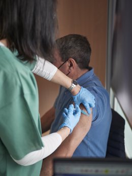 Un hombre recibe la vacuna de Janssen contra el Covid-19