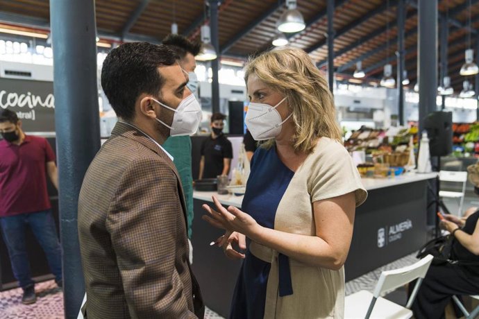 La diputada de Promoción Agroalimentaria, María Luisa Cruz, asiste al estreno de las Jornadas Gastronómicas en la cocina en directo del Mercado Central