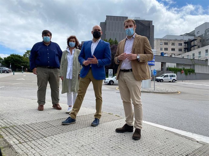 El secretario general y portavoz parlamentario de Foro Asturias en la Junta General, Adrián Pumares, durante su visita al Hospital de Cabueñes