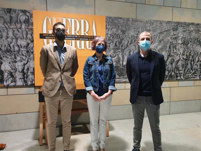 La consejera Esnaola con José Miguel Escribano y Félix Segura en la presentación de la exposición