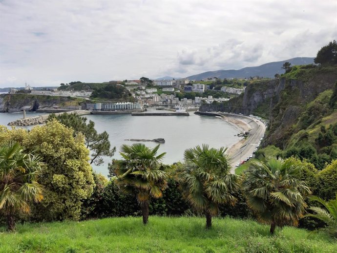 Archivo - Vista general de la playa de Luarca.