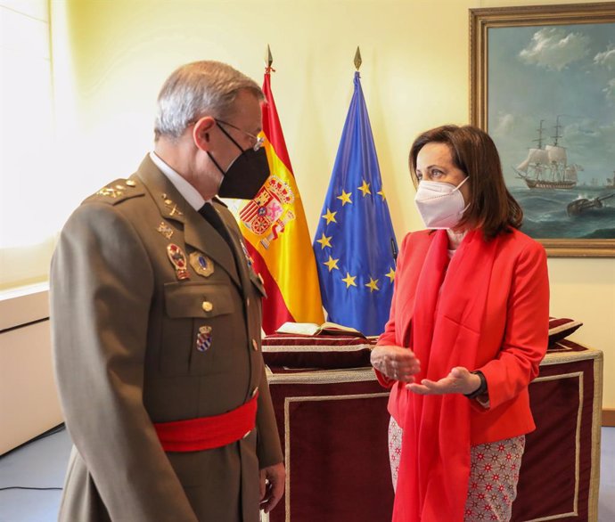 El nuevo director general de Política de Defensa, teniente general Fernando José López del Pozo y la ministra de Defensa, Margarita Robles, durante el acto de toma de posesión del director general de Política de Defensa, en el Ministerio de Defensa, a 2