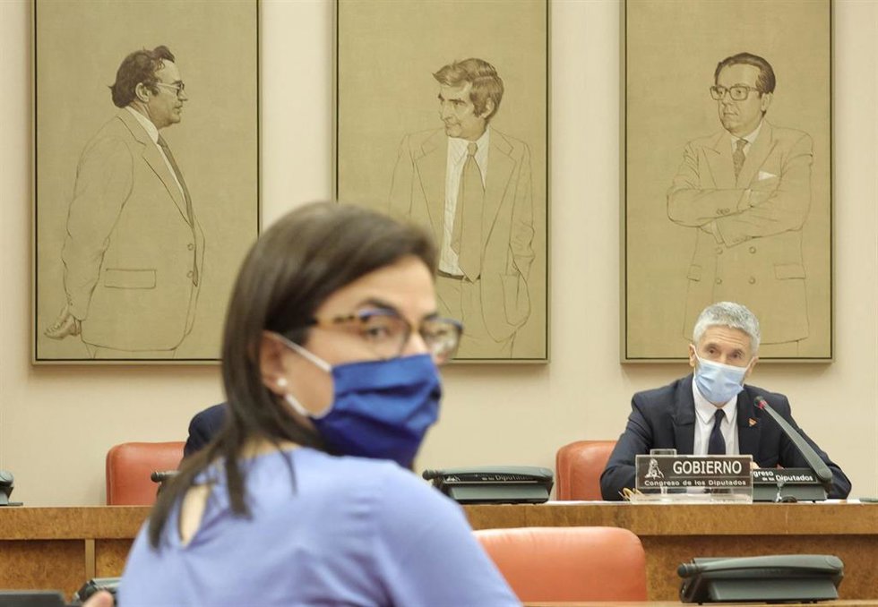 El ministro del Interior, Fernando Grande-Marlaska (d), a su llegada a la Comisión de Interior