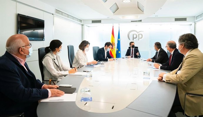 El líder del PP, Pablo Casado, es reuneix amb l'equip jurídic del partit