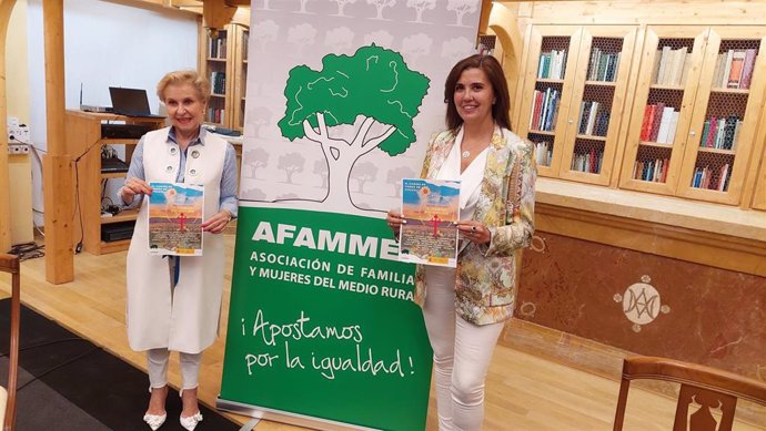 La coordinadora regional de Reto Demográfico de Afammer, Yolanda Martínez, y la presidenta nacional de la asociación, Carmen Quintanilla