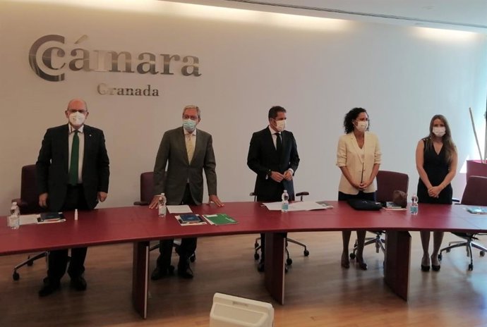 El consejero de Transformación Económica, Industria, Conocimiento y Universidades, Rogelio Velasco, participa en un encuentro en Granada con la red cameral andaluza para avanzar en materia de emprendimiento.
