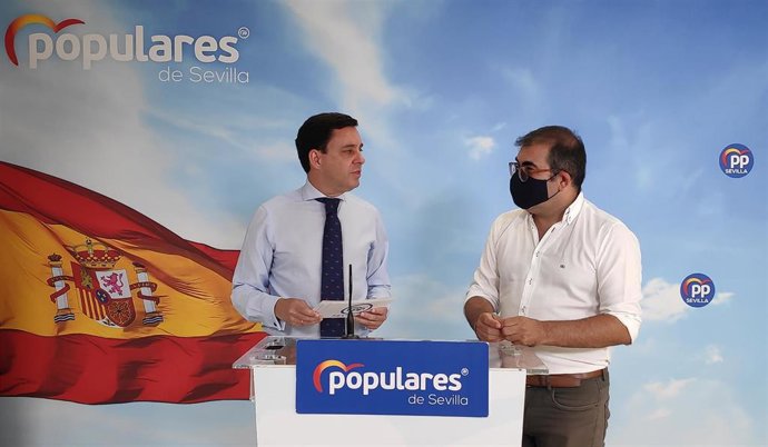 El secretario general del PP de Sevilla, Juan de la Rosa, y el vicesecretario de Política Sectorial del PP, Andrés Parrado