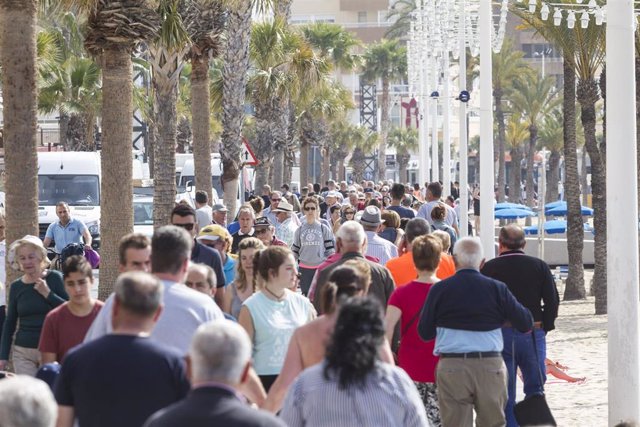Archivo - El paseo marítimo de Benidorm, Alicante, lleno de turistas durante las vaciones de Semana Santa de 2019