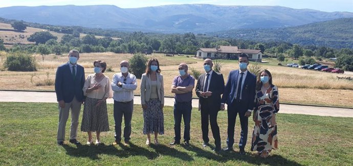 La consejera Ana Carlota Amigo (centro) en su visita a las instalaciones de 'Altair' en Béjar (Salamanca).