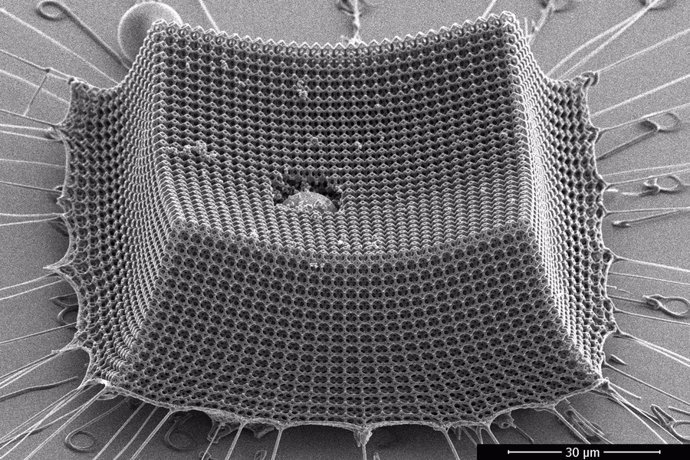 Los ingenieros del MIT, Caltech y ETH Zürich encuentran que los materiales nanoarquitectos diseñados a partir de estructuras a nanoescala con patrones precisos (en la imagen) pueden ser una ruta prometedora hacia blindajes ligeras