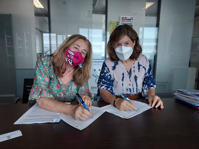La concejala de Sostenibilidad Medioambiental, Gemma del Corral, y la presidenta de la asociación, Carmen Manzano, durante la firma de un acuerdo