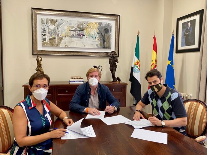 María Jose Solana (PP), Ignacio Grageera (Ciudadanos) y  Alejandro Velez firman un acuerdo de estabilidad para Badajoz
