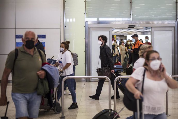 Pasajeros de un vuelo procedente de Quito a su llegada a las instalaciones de la Terminal T4  del Aeropuerto Adolfo Suárez Madrid-Barajas