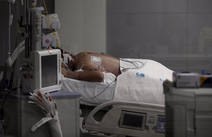 Archivo - Un enfermo en una cama de la UCI del Hospital de Emergencias Isabel Zendal, Madrid (España), a 20 de enero de 2021.