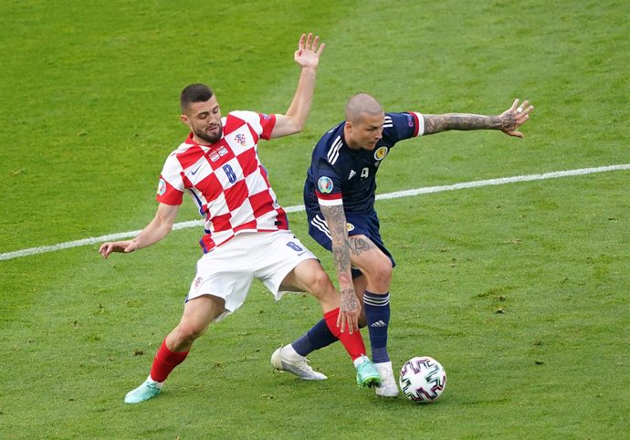 22 June 2021, United Kingdom, Glasgow: Croatia's Mateo Kovacic (L) and Scotland's Lyndon Dykes battle for the ball during the UEFA EURO 2020 Group D soccer match between Croatia and Scotland at Hampden Park. Photo: Owen Humphreys/PA Wire/dpa