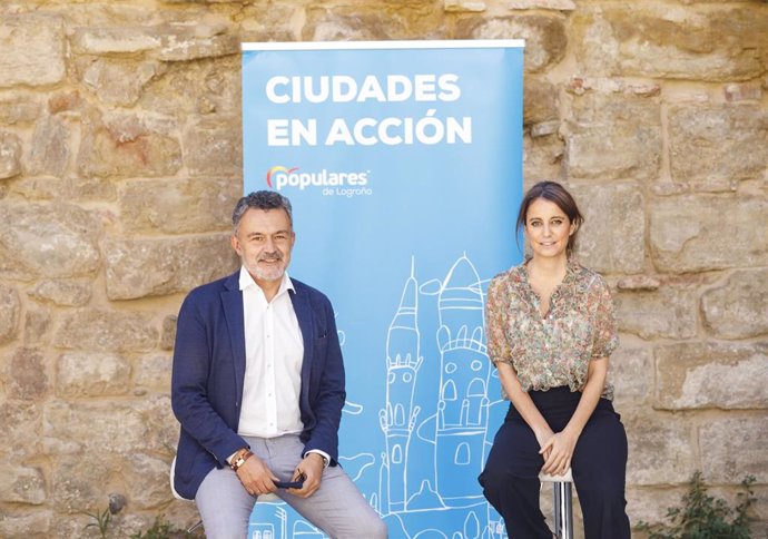 La titular del área de Cultura del Ayuntamiento de Madrid, Andrea Levy,  y el portavoz del PP en Logroño, Conrado Escobar