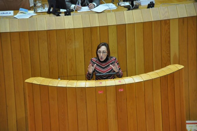 Archivo - La diputada Rosana Pérez en el estrado del hemiciclo del Parlamento gallego 